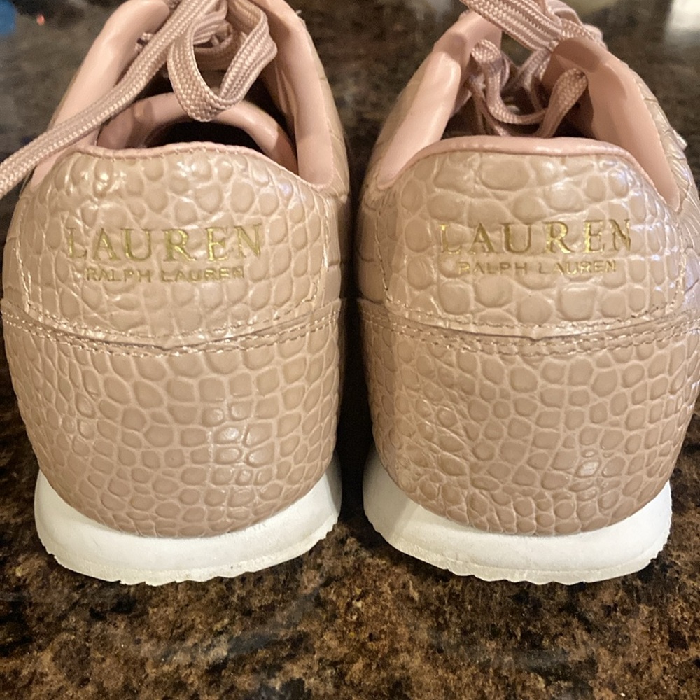 Women's shoes. - Picture 2 of 12